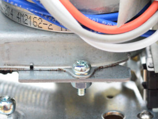 Motor-securing screw in a Honeywell motorised valve powerhead